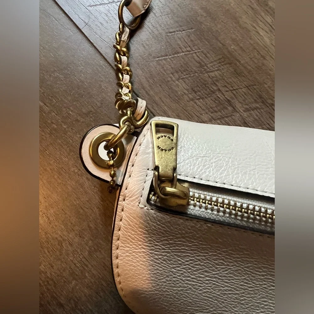 Vintage CHAIN BELT BAG WITH QUILTING IN WHITE 

Style No. C0851 - Picture 7 of 13